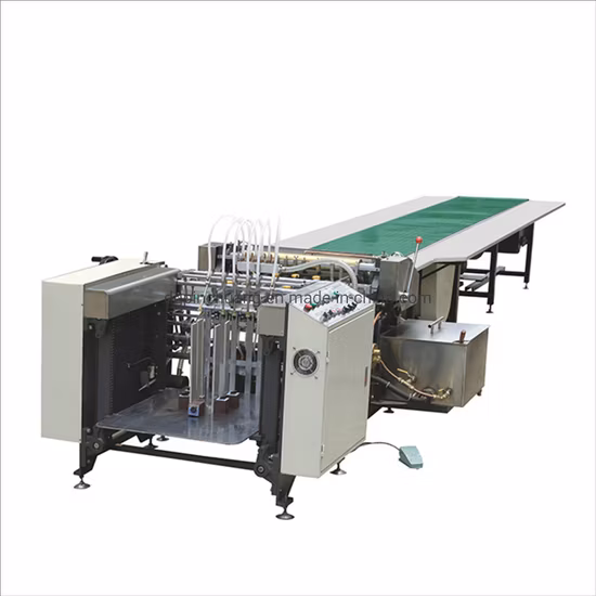 Machine à rainurer pour la fabrication de boîtes rigides en papier